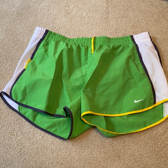 Nike green shorts - Picture 1 of 2